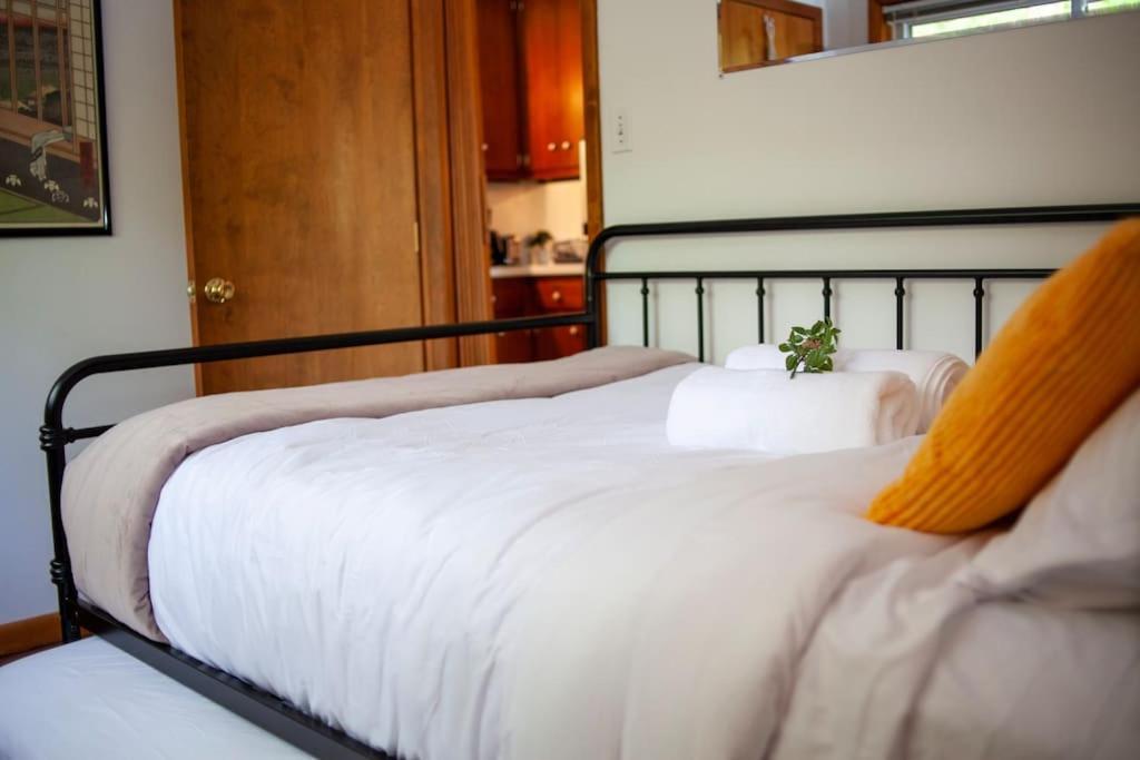 Modern Cabin With Hot Tub Grill Lake Beach Wineries Hiking Fishing And Hershey Park Family And Pet Friendly Superhosts On Ab&B Mount Gretna Exteriör bild